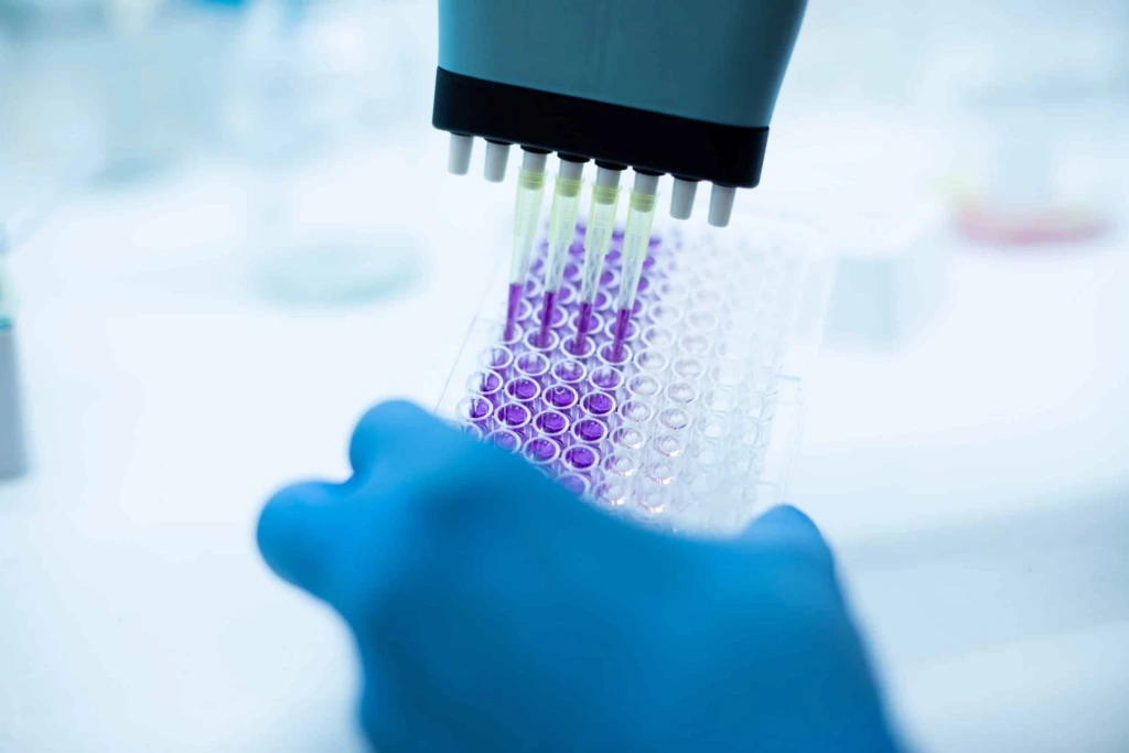 Assistant,In,Laboratory,With,Multi,Pipette,In,The,Clinic,The