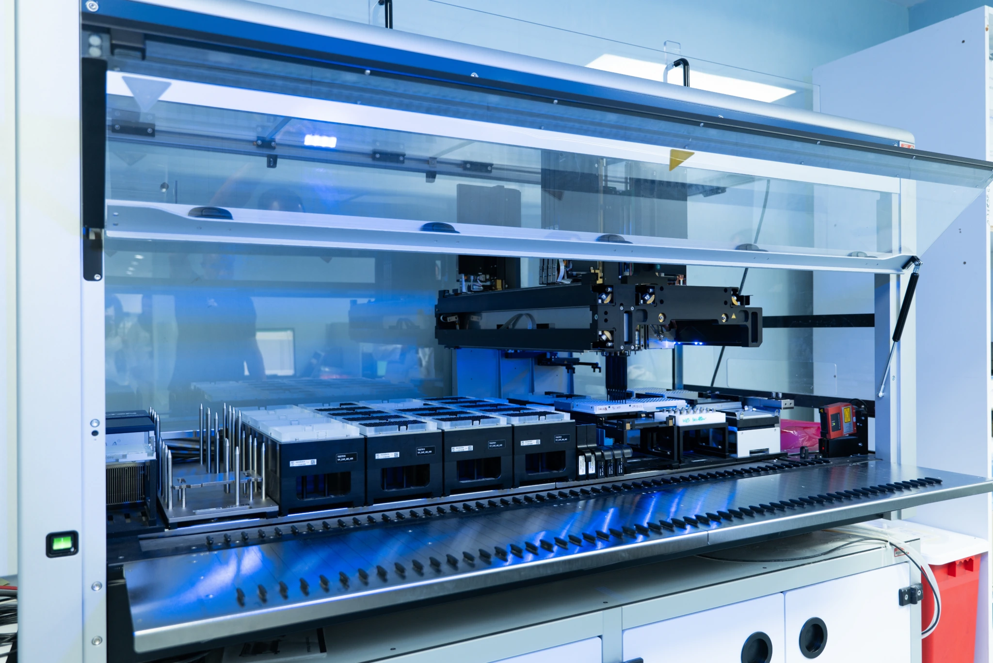 Lab,Technologist,Uses,Flow,Cytometry,Equipment,For,Research
